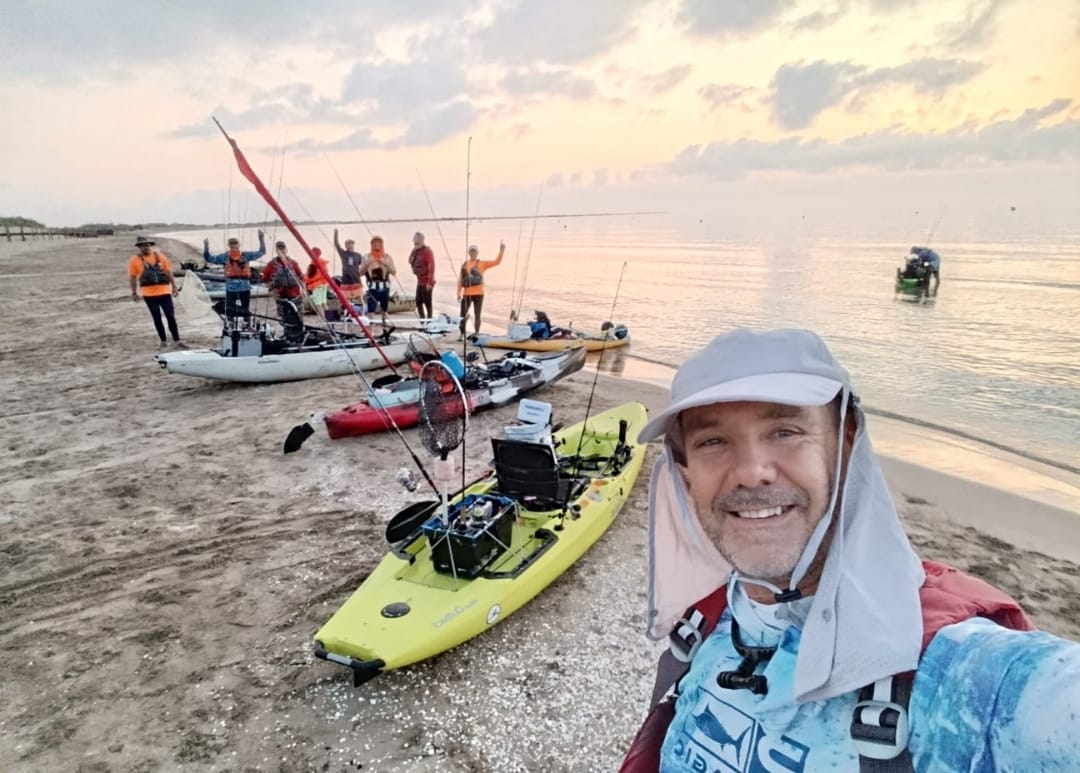 Foto de la convivencia en el Delta del Ebro: kayaks y grupo en la orilla