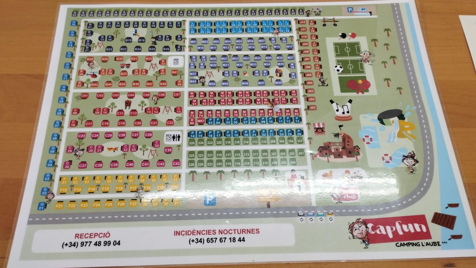 Plano del camping con distribución por zonas y números