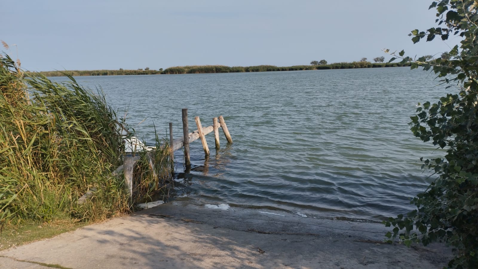 Foto de la rampa de acceso al agua en el Delta del Ebro
